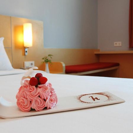 Arcadia Surabaya Hotel Exterior foto
