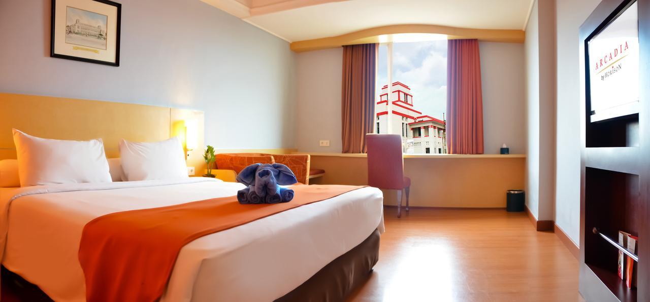 Arcadia Surabaya Hotel Exterior foto