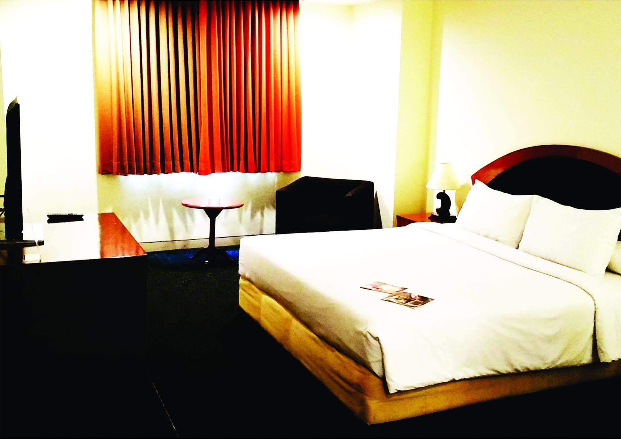 Arcadia Surabaya Hotel Exterior foto